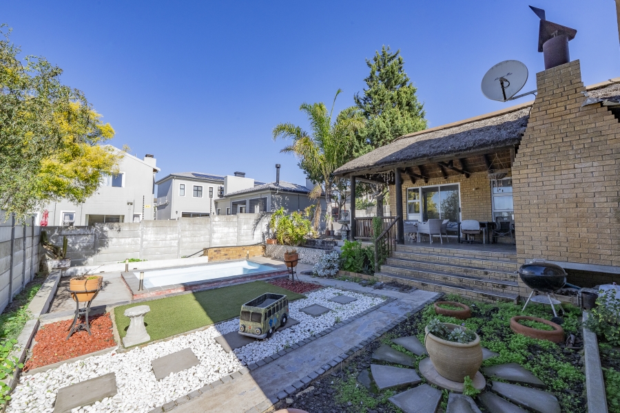 4 Bedroom Property for Sale in Uitzicht Western Cape
